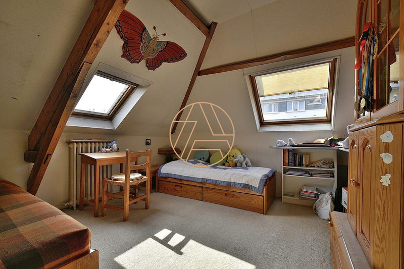 Maison - 203 m² - 9 pièces