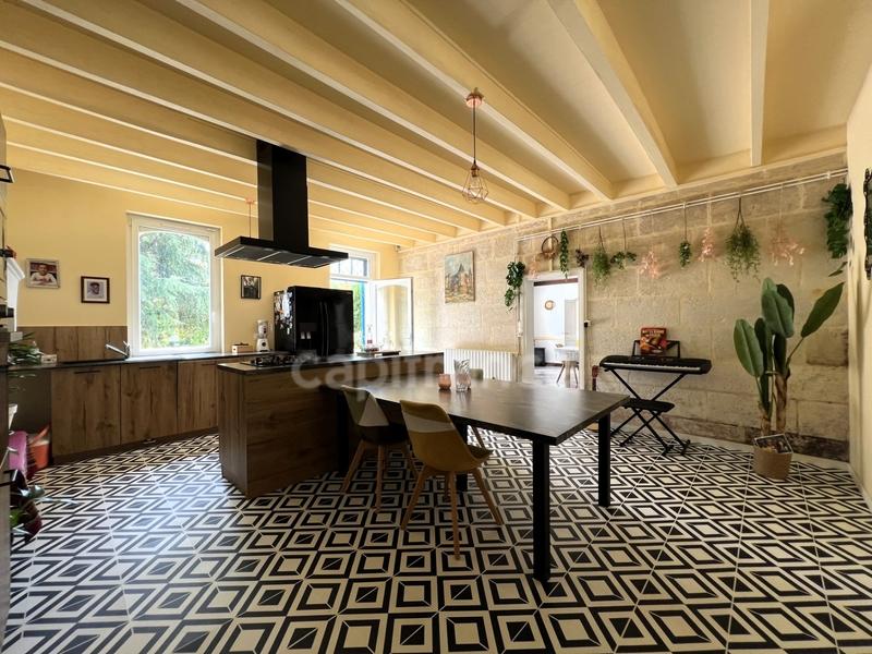 Demeure - 254 m² - 9 pièces