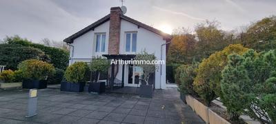 Maison - 210 m² - 7 pièces