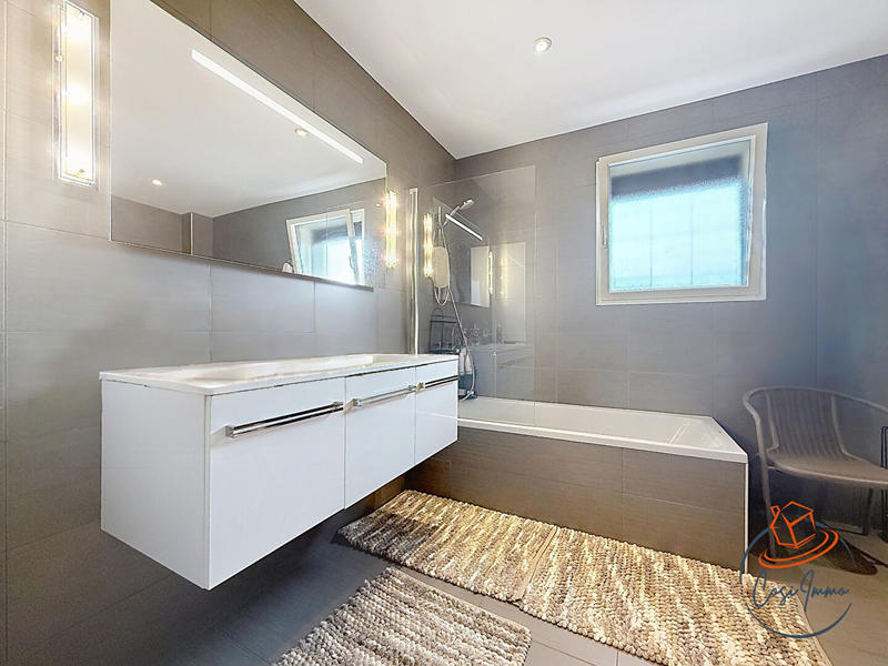 Maison - 238 m² - 8 pièces