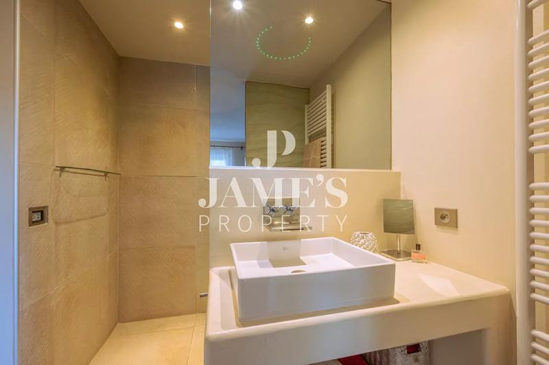 Maison - 330 m² - 8 pièces