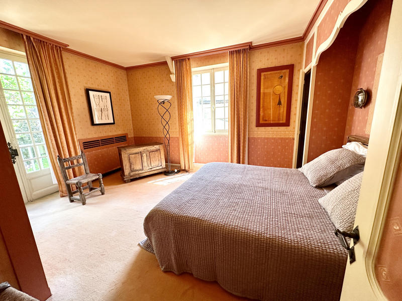 Propriété - 1 500 m² - 49 pièces