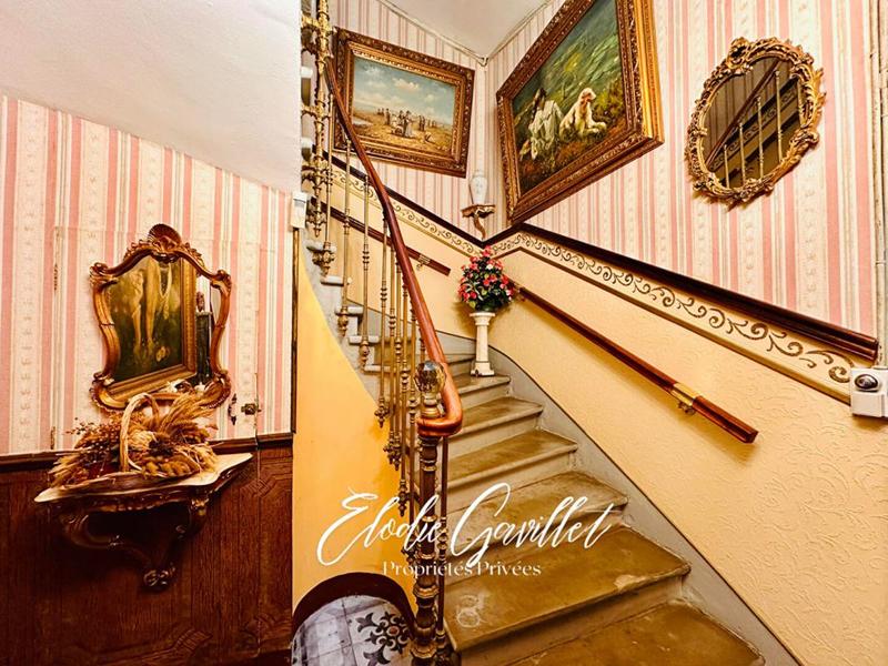 Maison - 313 m² - 12 pièces