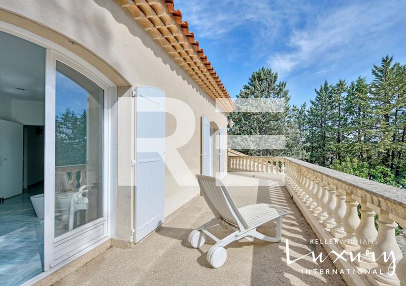 Propriété - 310 m² - 7 pièces