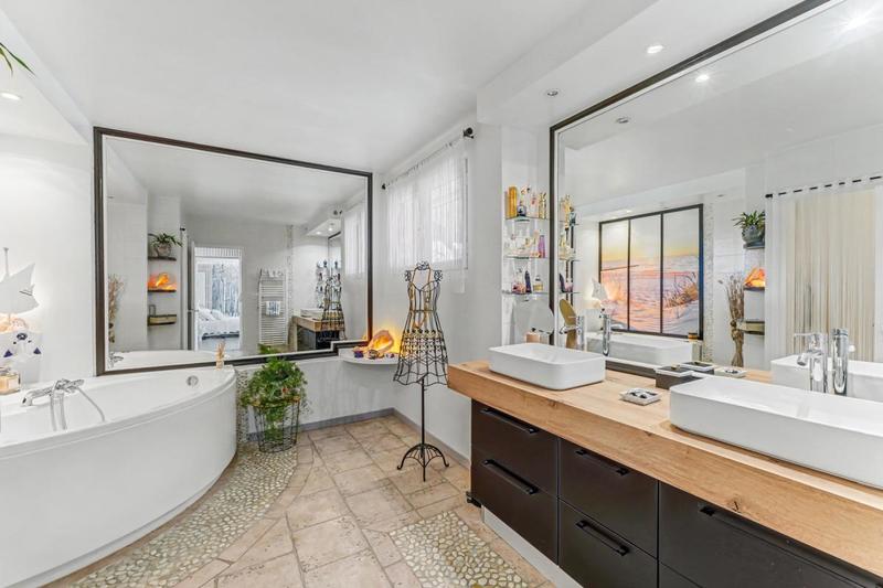 Propriété - 330 m² - 6 pièces