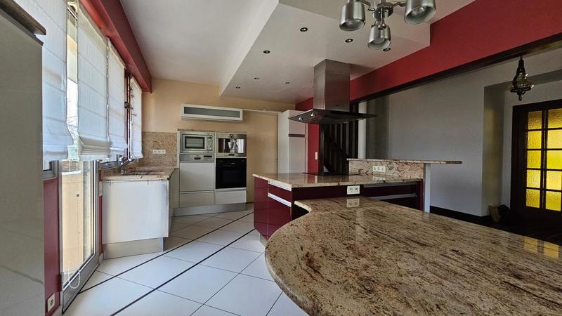 Maison - 247 m² - 7 pièces