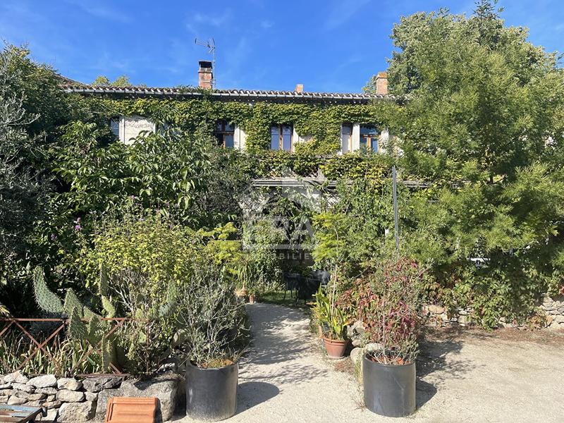 Demeure - 900 m² - 14 pièces