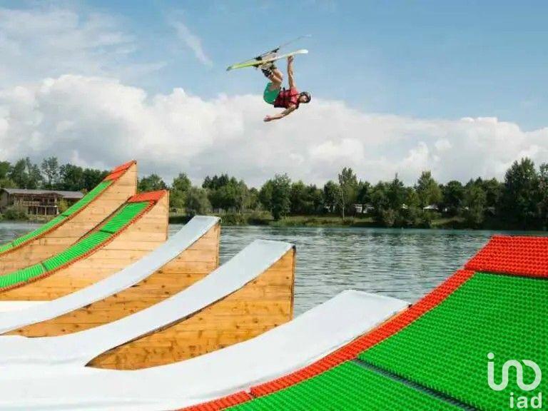 Local commercial - 160 000 m²