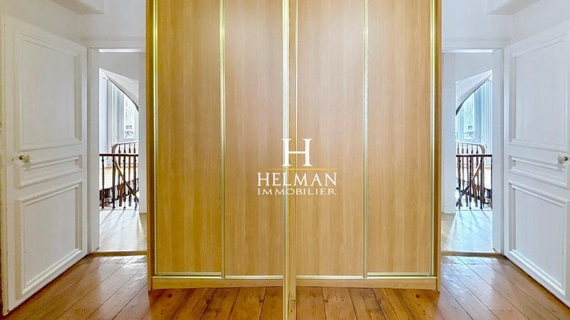 Maison - 230 m² - 11 pièces