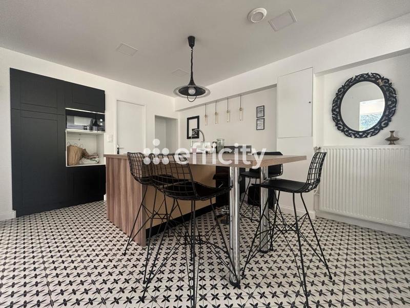 Maison traditionnelle - 270 m² - 9 pièces