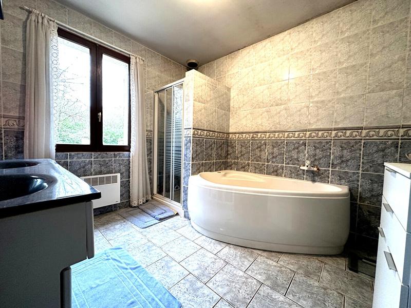 Maison - 221 m² - 8 pièces