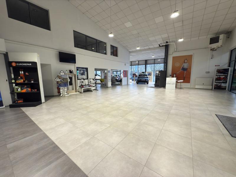 Local commercial - 2 654 m² - 10 pièces