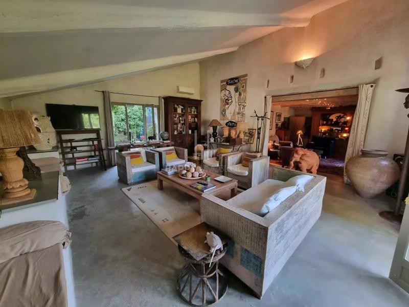 Propriété - 275 m² - 9 pièces