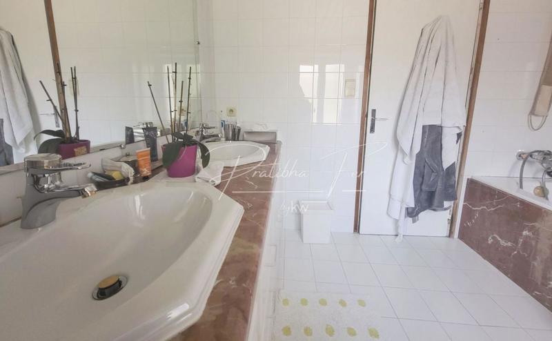 Maison - 251 m² - 8 pièces