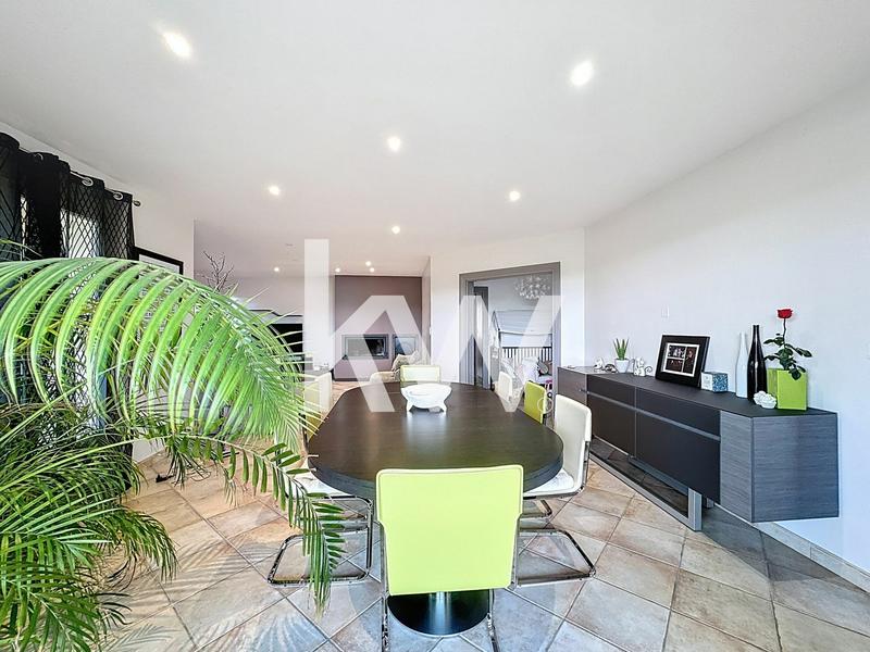 Maison - 220 m² - 8 pièces