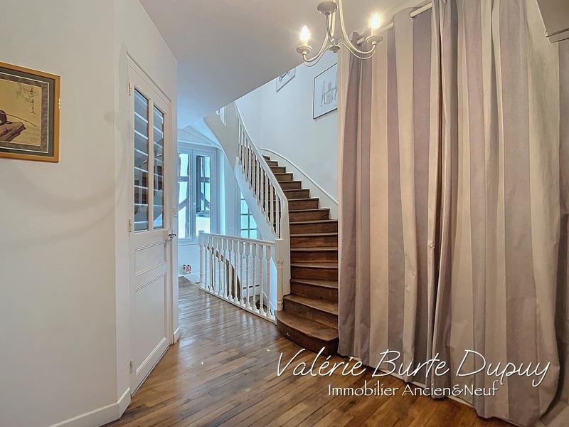 Maison - 214 m² - 7 pièces