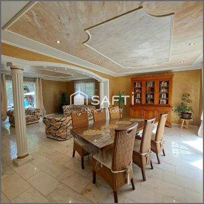 Maison - 213 m² - 7 pièces