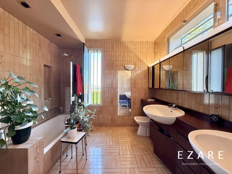 Maison - 221 m² - 8 pièces