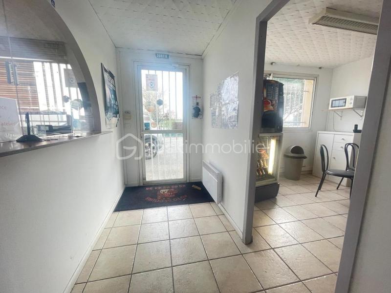 Entrepôt - 2 300 m² - 1 pièce