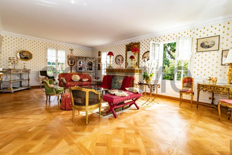 Maison - 295 m² - 9 pièces