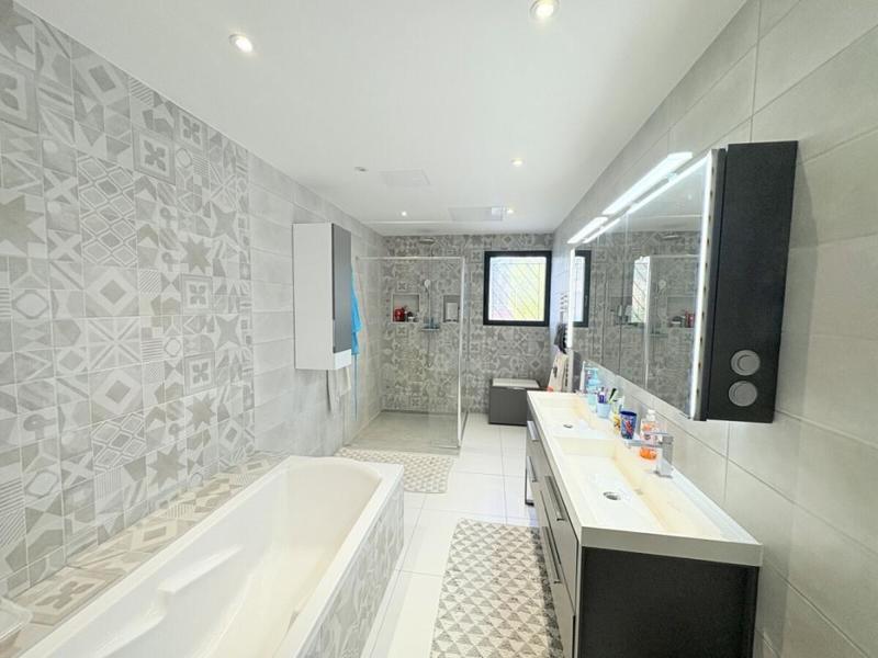 Maison - 220 m² - 6 pièces