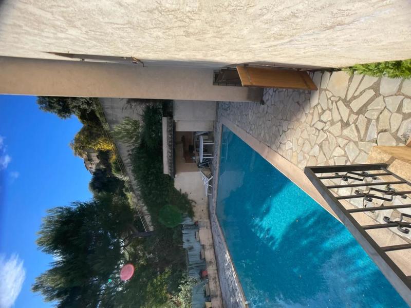 Maison - 200 m² - 6 pièces