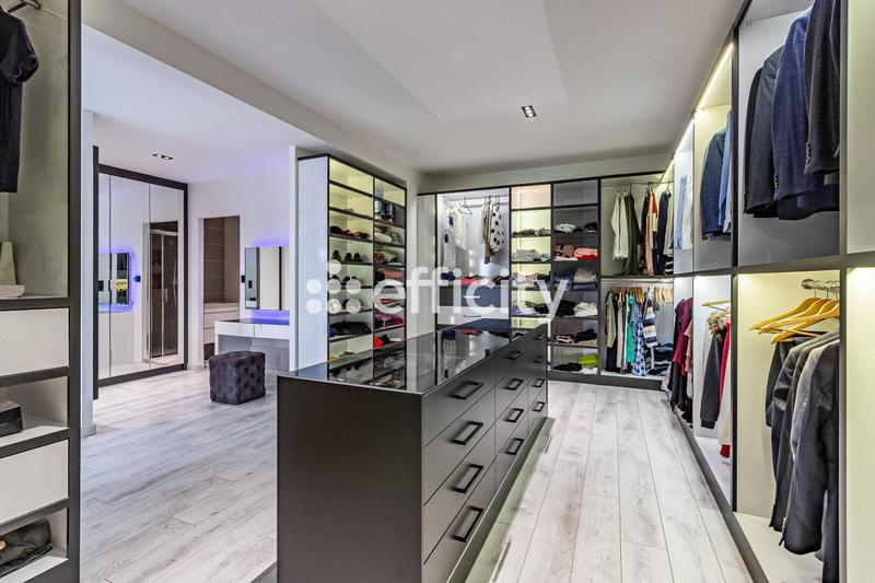 Pavillon - 200 m² - 6 pièces