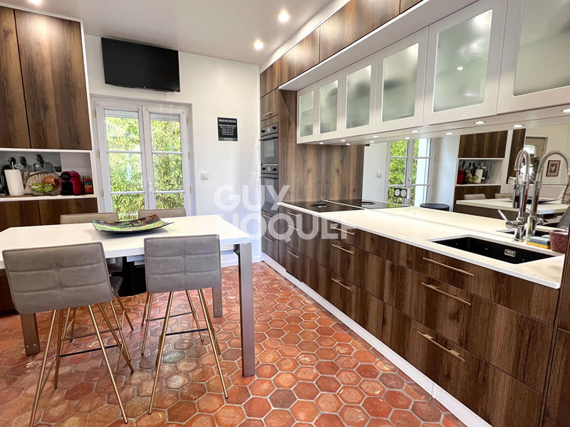 Maison - 202 m² - 9 pièces