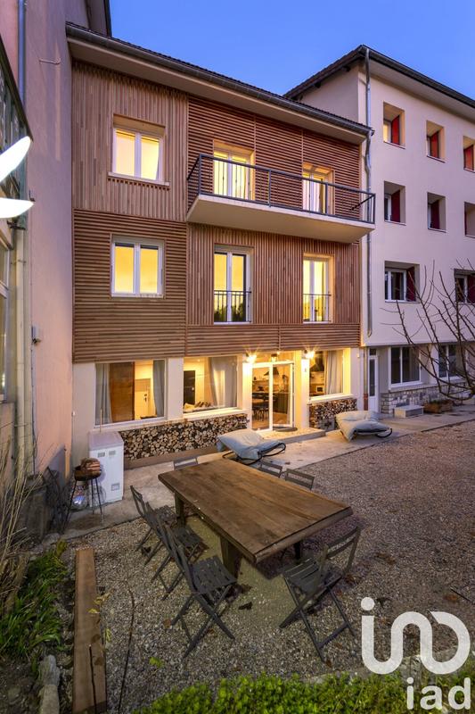 Maison - 250 m² - 12 pièces