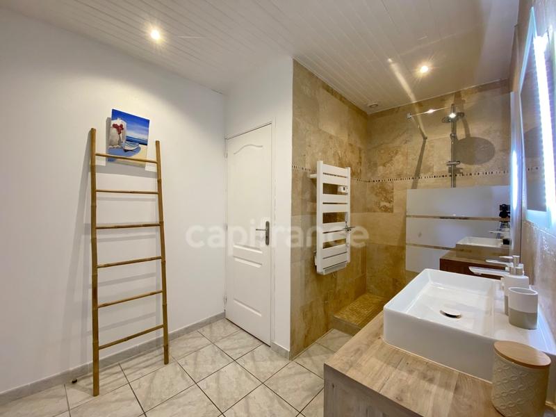 Propriété - 240 m² - 10 pièces
