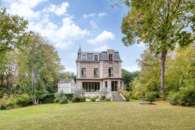 Maison - 313 m² - 13 pièces