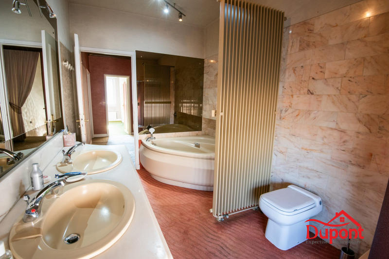 Maison - 285 m² - 8 pièces