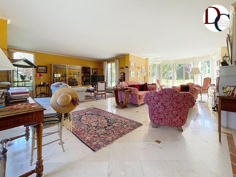 Maison - 335 m² - 9 pièces