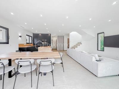 Maison - 140 m² - 5 pièces