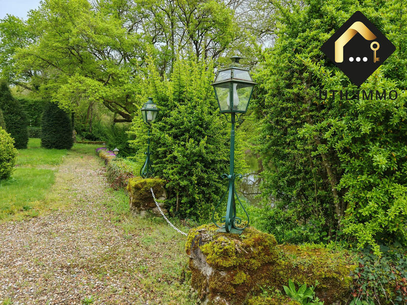 Maison - 1 062 m² - 13 pièces