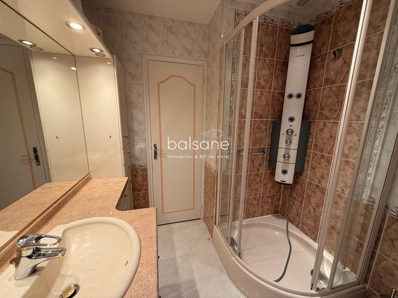 Maison - 250 m² - 8 pièces