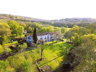 Propriété - 300 m² - 8 pièces