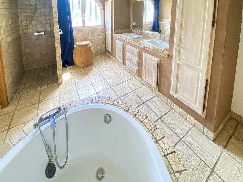 Maison - 334 m² - 8 pièces