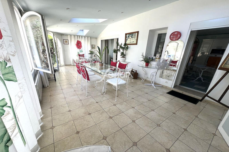 Maison - 222 m² - 9 pièces