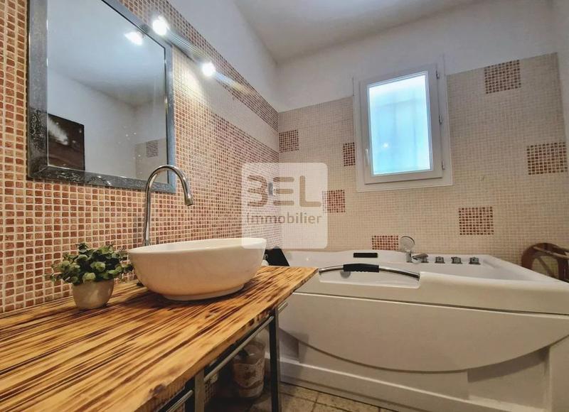 Maison - 220 m² - 8 pièces