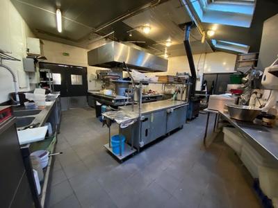 Local commercial - 326 m² - 9 pièces