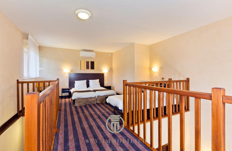 Propriété - 1 457 m² - 34 pièces