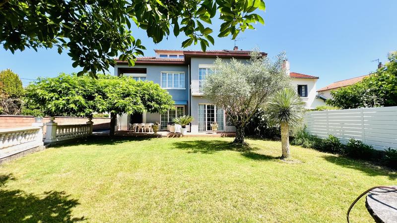 Maison - 210 m² - 8 pièces