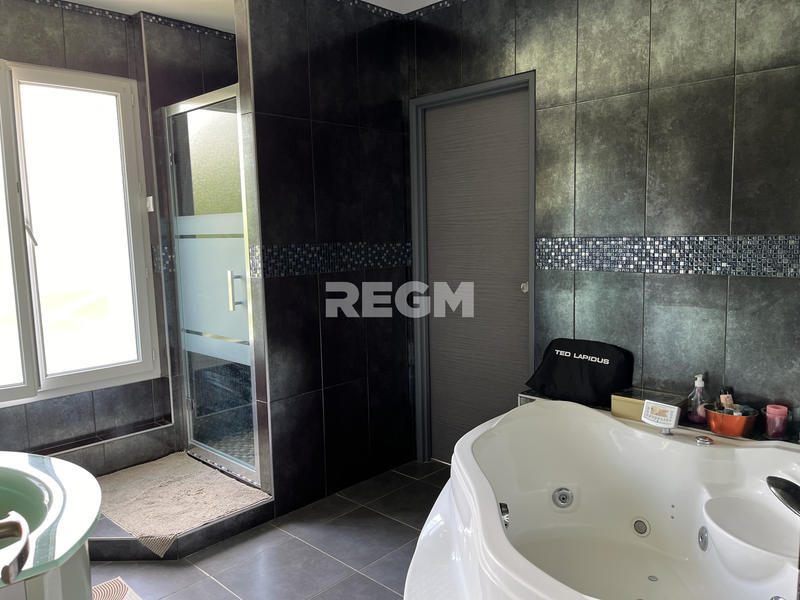 Maison - 215 m² - 8 pièces