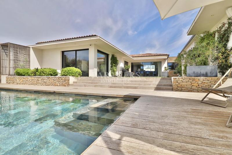 Maison - 270 m² - 8 pièces