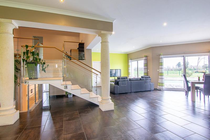 Maison - 235 m² - 7 pièces