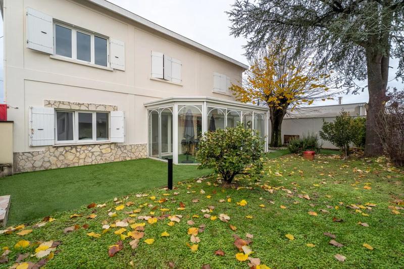 Maison - 220 m² - 10 pièces