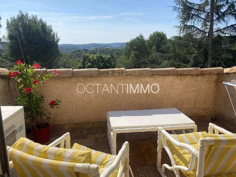 Maison - 330 m² - 8 pièces