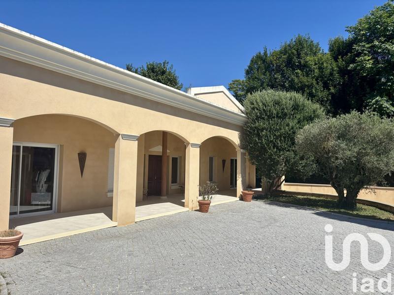 Maison - 240 m² - 7 pièces