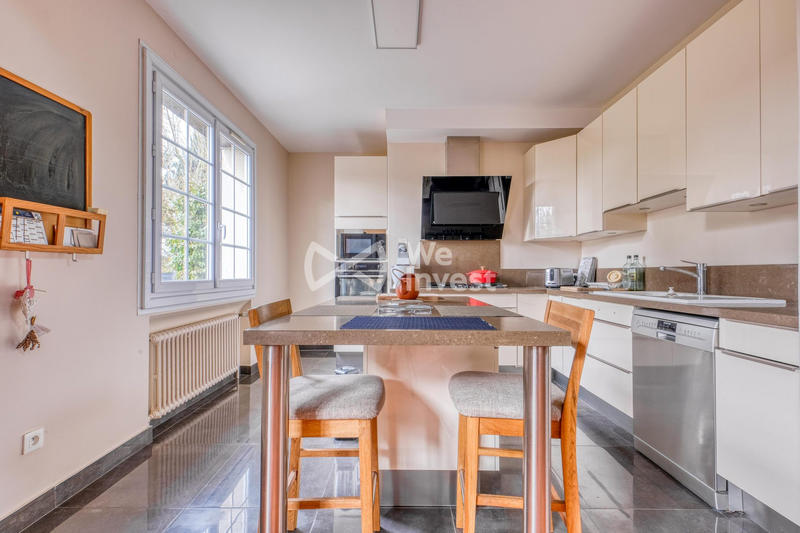 Maison traditionnelle - 270 m² - 10 pièces